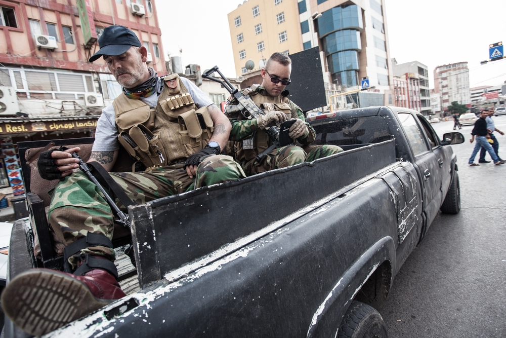 Miliciens irakiens présents en Iran illustrant les enjeux sécuritaires et politiques transfrontaliers au Moyen‑Orient.