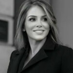 Portrait de Myriam Trabelsi illustrant son leadership visionnaire et son impact professionnel.