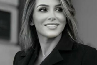 Portrait de Myriam Trabelsi illustrant son leadership visionnaire et son impact professionnel.