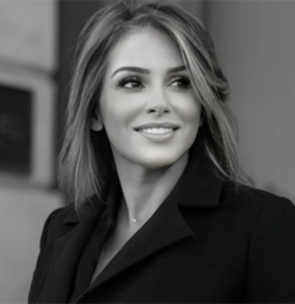 Portrait de Myriam Trabelsi illustrant son leadership visionnaire et son impact professionnel.