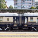 Intérieur Art déco d’une voiture de l’Orient-Express avec boiseries et luminaires signés Lalique.