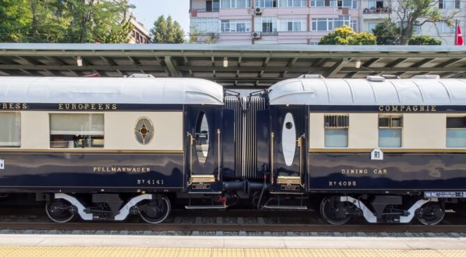 Intérieur Art déco d’une voiture de l’Orient-Express avec boiseries et luminaires signés Lalique.