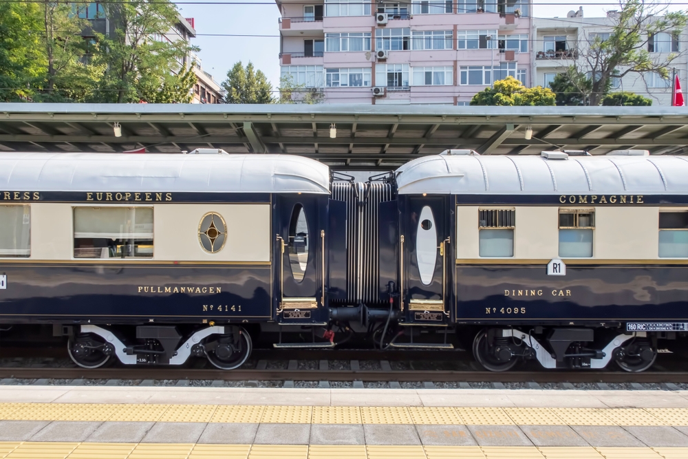 Intérieur Art déco d’une voiture de l’Orient-Express avec boiseries et luminaires signés Lalique.