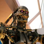 Illustration d’un robot militaire autonome équipé de capteurs et d’intelligence artificielle sur un champ de bataille futuriste.