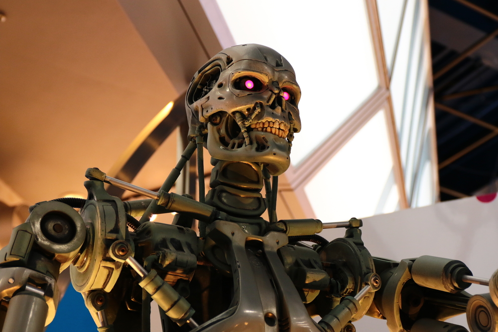 Illustration d’un robot militaire autonome équipé de capteurs et d’intelligence artificielle sur un champ de bataille futuriste.