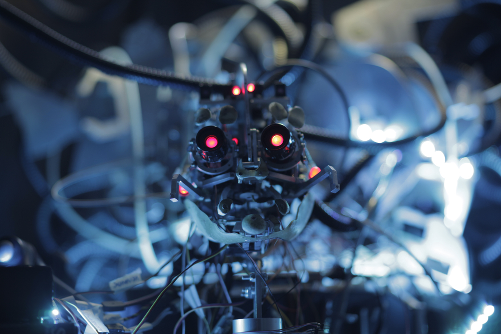 Robot militaire autonome utilisant l’intelligence artificielle sur un champ de bataille futuriste.