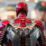 Robot militaire autonome contrôlé par une intelligence artificielle sur un champ de bataille futuriste.