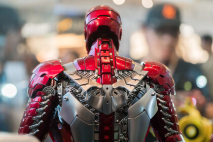 Robot militaire autonome contrôlé par une intelligence artificielle sur un champ de bataille futuriste.