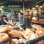 Un expert agroalimentaire analyse l’étiquetage de produits dans un laboratoire, illustrant les enjeux de transparence sur le gluten et la sécurité alimentaire en France.
