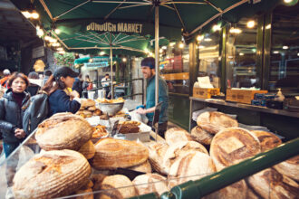 Un expert agroalimentaire analyse l’étiquetage de produits dans un laboratoire, illustrant les enjeux de transparence sur le gluten et la sécurité alimentaire en France.
