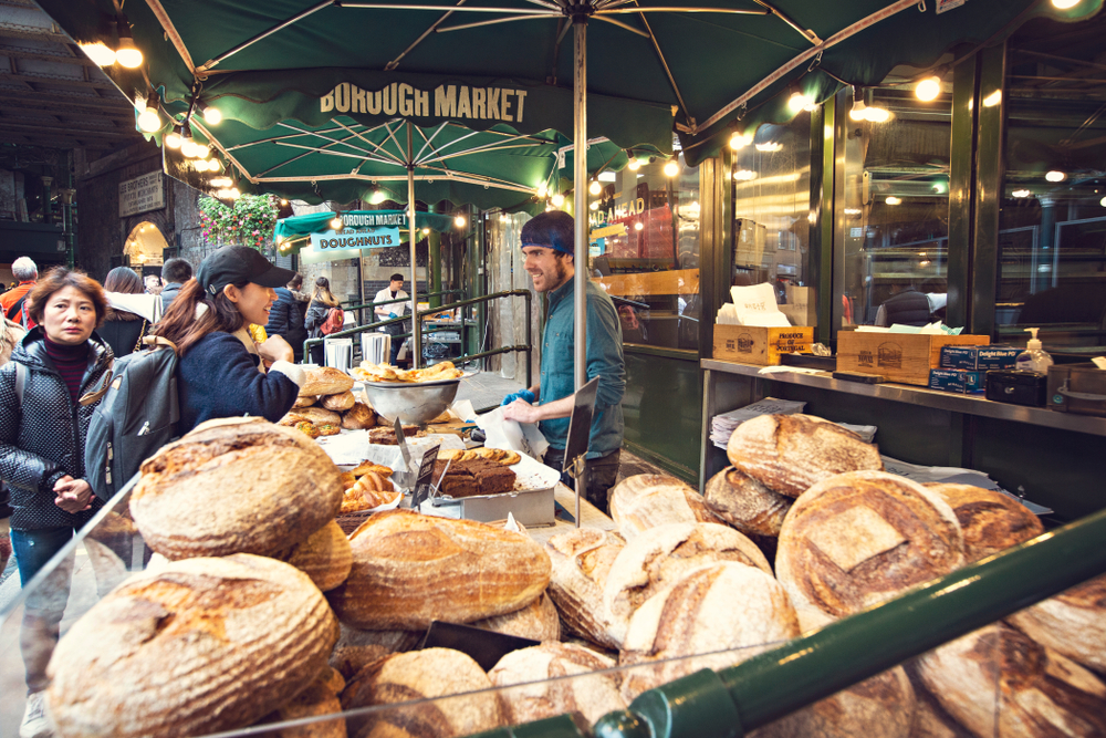 Un expert agroalimentaire analyse l’étiquetage de produits dans un laboratoire, illustrant les enjeux de transparence sur le gluten et la sécurité alimentaire en France.