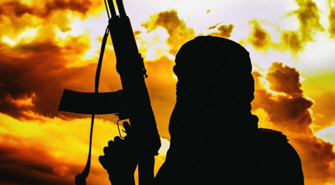 Camions‑citernes détruits dans la région de Kayes au Mali après une attaque jihadiste du JNIM.