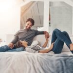 Illustration symbolique de deux silhouettes dialoguant dans un cadre apaisé, représentant la dimension psychologique et relationnelle du consentement en France.