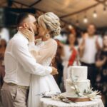 Illustration d’un couple moderne marchant devant une mairie française, symbolisant l’évolution du mariage et la transformation des normes familiales.