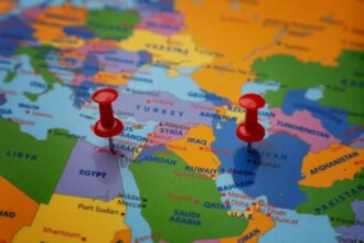 Carte stylisée illustrant l’union des puissances moyennes dans le monde multipolaire, mettant en avant leur rôle croissant dans la géopolitique mondiale et la gouvernance internationale.