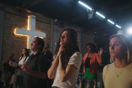 Chrétiens priant dans une église endommagée, symbole de la persécution des chrétiens dans le monde.