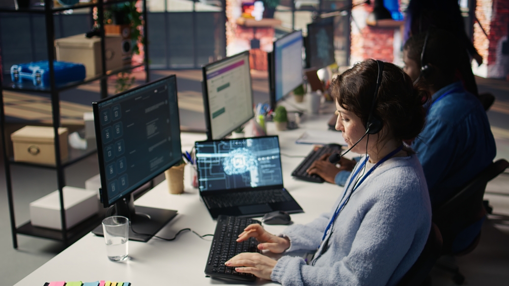 Illustration d’un centre de données moderne avec des serveurs et une interface d’intelligence artificielle symbolisant l’automatisation du stockage.