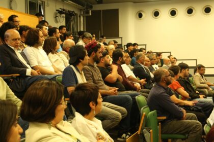 Paysage du Sistan‑et‑Baloutchistan en Iran, montrant des habitations traditionnelles et un environnement aride symbolisant l’isolement de la minorité baloutche.