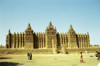 Convoi de camions‑citernes calcinés sur une route de la région de Kayes au Mali après une attaque jihadiste du JNIM, illustrant l’ampleur des destructions