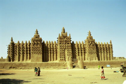 Convoi de camions‑citernes calcinés sur une route de la région de Kayes au Mali après une attaque jihadiste du JNIM, illustrant l’ampleur des destructions