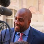 Portrait de Teddy Riner, champion français de judo, figure emblématique du sport et multiple médaillé mondial et olympique.