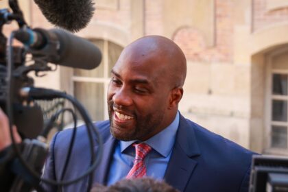 Portrait de Teddy Riner, champion français de judo, figure emblématique du sport et multiple médaillé mondial et olympique.