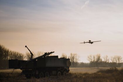 Drone LUNA NG de Rheinmetall utilisé lors d’un test militaire allemand, dédié à la reconnaissance et aux opérations en réseau.
