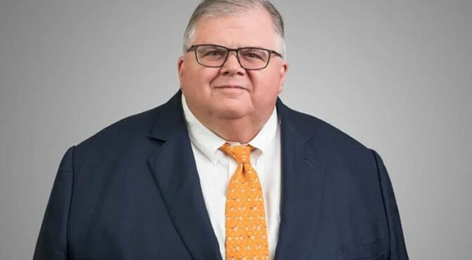 Portrait d’Agustín Carstens, en costume sombre, posant avec sérieux dans un décor institutionnel. Son expression est calme et assurée, reflétant son rôle majeur dans la finance mondiale.