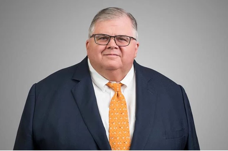 Portrait d’Agustín Carstens, en costume sombre, posant avec sérieux dans un décor institutionnel. Son expression est calme et assurée, reflétant son rôle majeur dans la finance mondiale.