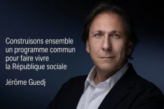 Jérôme Guedj lors d’une intervention médiatique, s’exprimant face aux journalistes dans un cadre institutionnel.