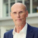 Un entrepreneur et un investisseur discutant dans un espace lumineux et moderne, symbolisant l’innovation durable, la vision long terme et le capital patient.