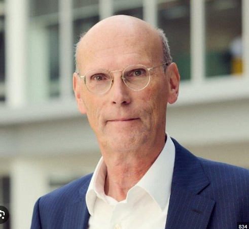 Un entrepreneur et un investisseur discutant dans un espace lumineux et moderne, symbolisant l’innovation durable, la vision long terme et le capital patient.