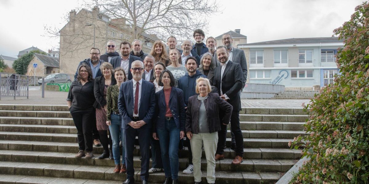 Portrait d’Éric Correia lors d’une réunion publique, s’adressant à des habitants de Guéret, dans un cadre institutionnel.