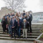 Portrait d’Éric Correia lors d’une réunion publique, s’adressant à des habitants de Guéret, dans un cadre institutionnel.