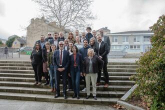 Portrait d’Éric Correia lors d’une réunion publique, s’adressant à des habitants de Guéret, dans un cadre institutionnel.