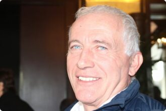 Portrait de Thierry Coste, délégué général du Cercle Nos Campagnes, photographié dans une posture calme et assurée. Son expression, à la fois attentive et déterminée, reflète la profondeur de son engagement pour les territoires ruraux. L’image met en valeur une présence discrète mais solide, celle d’un homme habitué aux échanges de fond et aux responsabilités silencieuses.