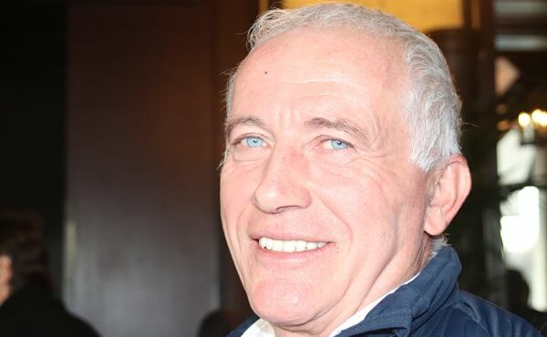 Portrait de Thierry Coste, délégué général du Cercle Nos Campagnes, photographié dans une posture calme et assurée. Son expression, à la fois attentive et déterminée, reflète la profondeur de son engagement pour les territoires ruraux. L’image met en valeur une présence discrète mais solide, celle d’un homme habitué aux échanges de fond et aux responsabilités silencieuses.