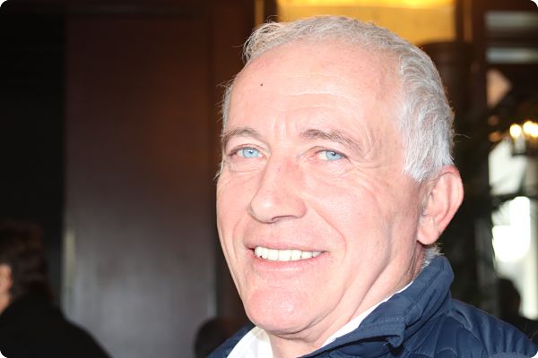 Portrait de Thierry Coste, délégué général du Cercle Nos Campagnes, photographié dans une posture calme et assurée. Son expression, à la fois attentive et déterminée, reflète la profondeur de son engagement pour les territoires ruraux. L’image met en valeur une présence discrète mais solide, celle d’un homme habitué aux échanges de fond et aux responsabilités silencieuses.