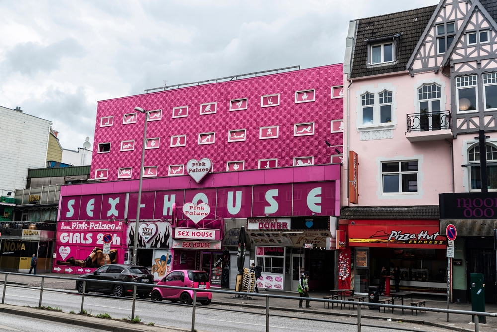 Une photographie institutionnelle montrant la façade d’un bâtiment gouvernemental européen, symbole de l’autorité publique. L’image évoque la dimension juridique et politique du débat sur la prostitution féminine, dans une atmosphère sobre et neutre, adaptée à une analyse comparative des législations nationales.