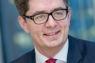 Portrait de Matthew Norman, nouveau responsable Infrastructure Debt chez Allianz Global Investors, succédant à Claus Fintzen.