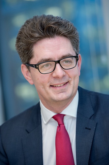 Portrait de Matthew Norman, nouveau responsable Infrastructure Debt chez Allianz Global Investors, succédant à Claus Fintzen.