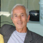 Chute du mur de Berlin en 1989, foule célébrant pacifiquement, soldats immobiles, atmosphère de soulagement historique symbolisant la fin de la division Est-Ouest.