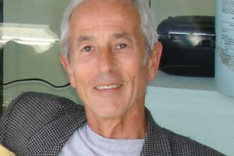 Chute du mur de Berlin en 1989, foule célébrant pacifiquement, soldats immobiles, atmosphère de soulagement historique symbolisant la fin de la division Est-Ouest.