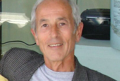 Chute du mur de Berlin en 1989, foule célébrant pacifiquement, soldats immobiles, atmosphère de soulagement historique symbolisant la fin de la division Est-Ouest.