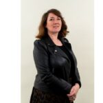 Un bus longue distance stationné dans une gare routière européenne, avec un jeune voyageur portant un sac à dos, illustrant les déplacements transfrontaliers et les règles applicables aux mineurs.