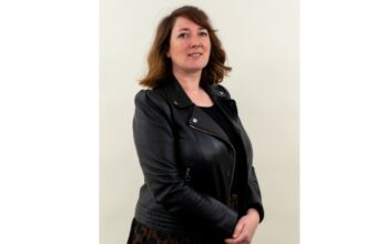 Un bus longue distance stationné dans une gare routière européenne, avec un jeune voyageur portant un sac à dos, illustrant les déplacements transfrontaliers et les règles applicables aux mineurs.