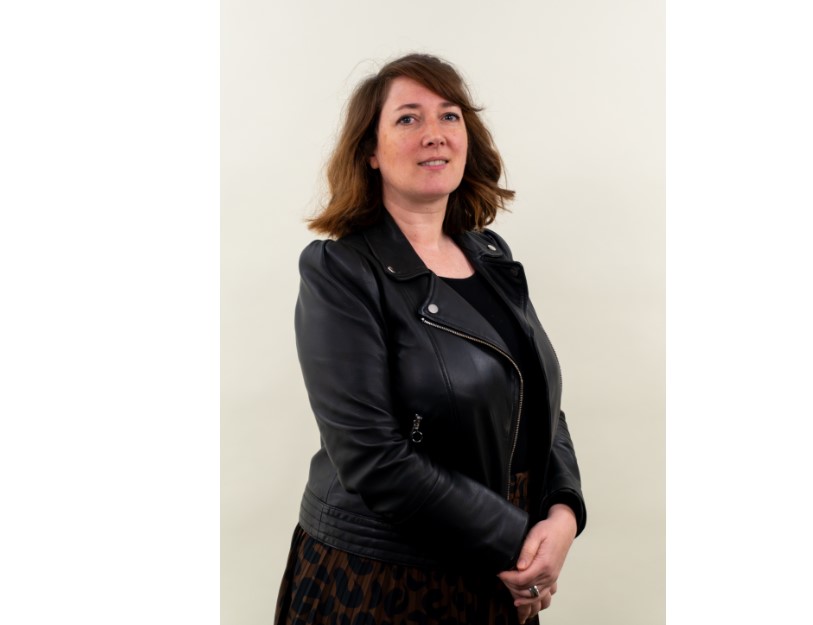 Un bus longue distance stationné dans une gare routière européenne, avec un jeune voyageur portant un sac à dos, illustrant les déplacements transfrontaliers et les règles applicables aux mineurs.