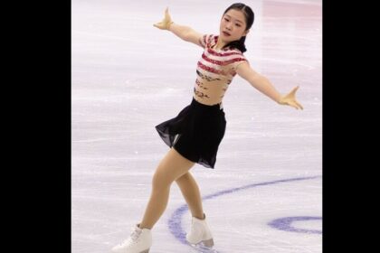 Portrait d’Ami Nakai exécutant une figure sur glace lors des Jeux olympiques 2026, illustrant son style précis et la montée en puissance du patinage japonais.