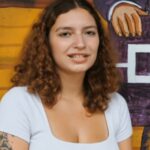 Portrait de Hannah Shvets, étudiante de Cornell engagée pour la justice sociale et le logement abordable à Ithaca.