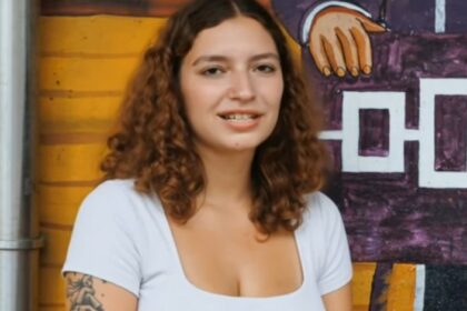 Portrait de Hannah Shvets, étudiante de Cornell engagée pour la justice sociale et le logement abordable à Ithaca.